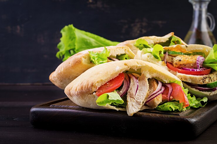 Kostenlose Foto pita gefüllt mit huhn, tomate und salat