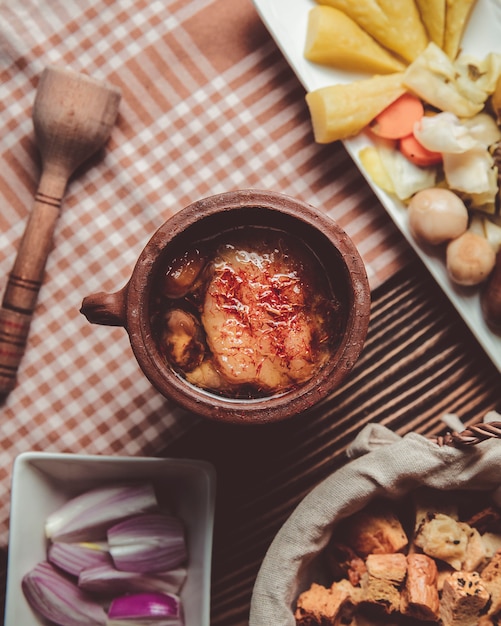 Kostenloses Foto piti in einem tontopf mit zwiebeln