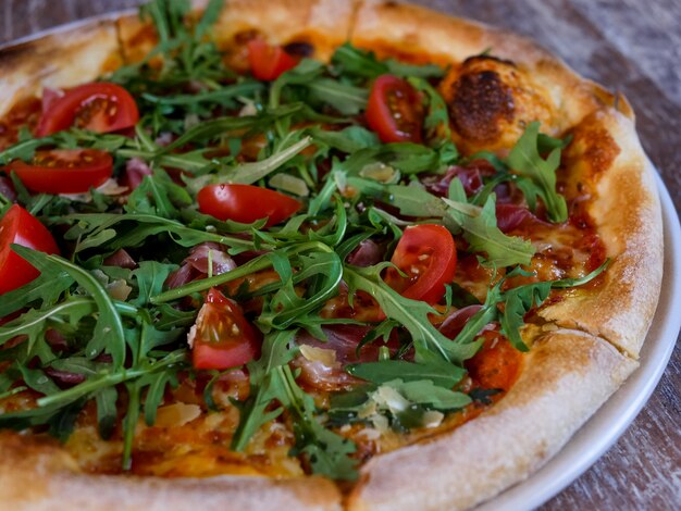 Pizza auf einem Restauranttisch