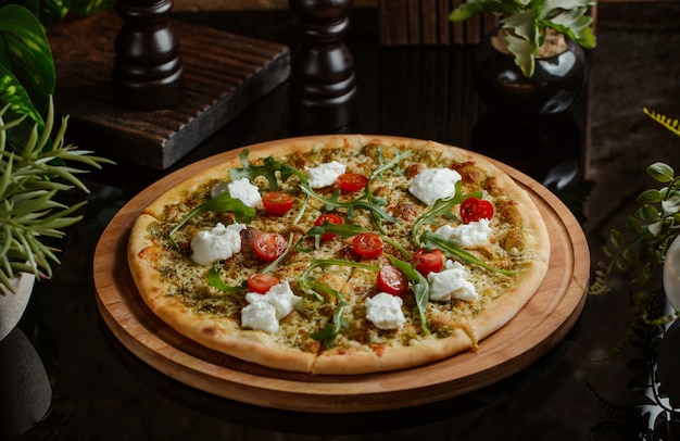 Pizza auf Gemüsebasis mit Weißkäse und Kirschen