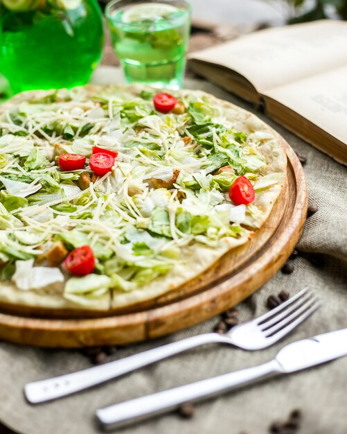Pizza Caezaron die Holzbrett Salat Parmesan Kirsche Tomate Hühnchen Cracker Seitenansicht