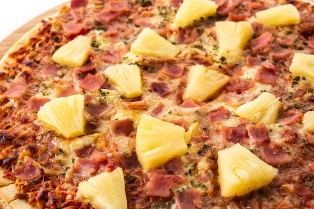 Pizza Hawaii mit Ananasschinken und Käse isoliert auf weißem Hintergrund