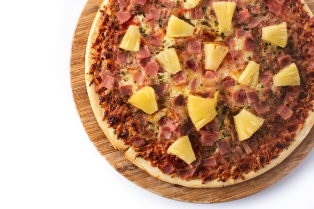 Pizza Hawaii mit Ananasschinken und Käse isoliert auf weißem Hintergrund