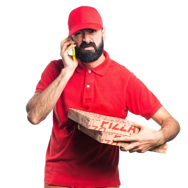 Pizza Lieferung Mann mit Handy zu sprechen