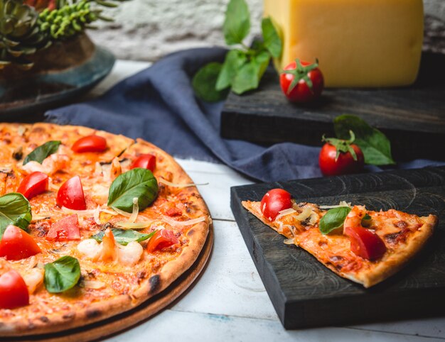 Pizza Margarita mit Garnelen auf dem Tisch