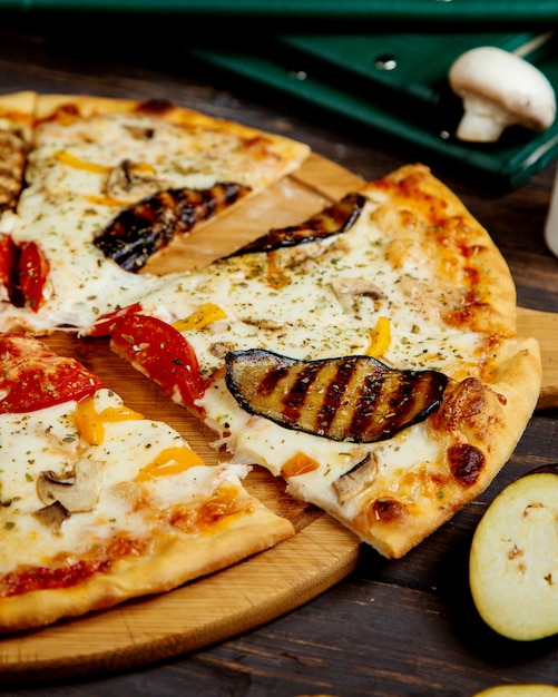 Pizza mit der Aubergine geschnitten in Stücke