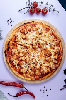 Pizza mit extra käse und getrockneten kräutern