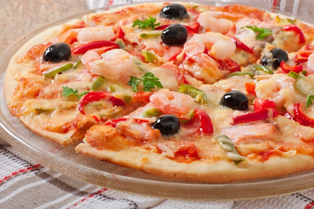 Pizza mit Garnelen, Lachs und Oliven