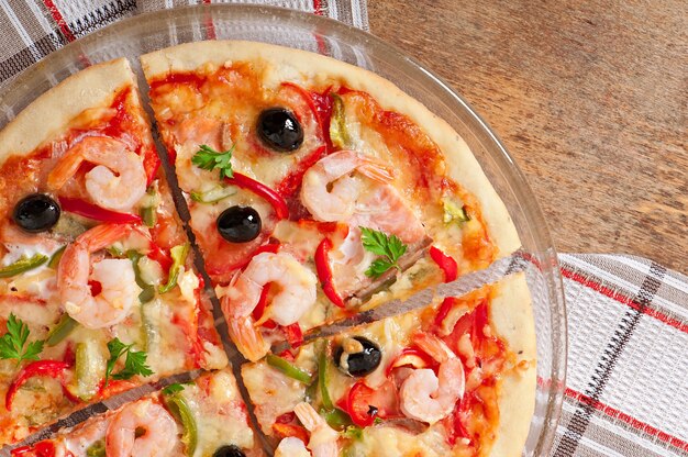 Pizza mit Garnelen, Lachs und Oliven