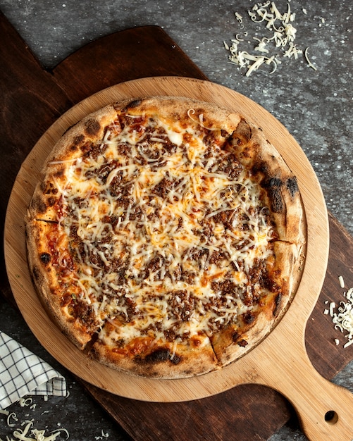 Pizza mit gehacktem Fleisch und extra Käse