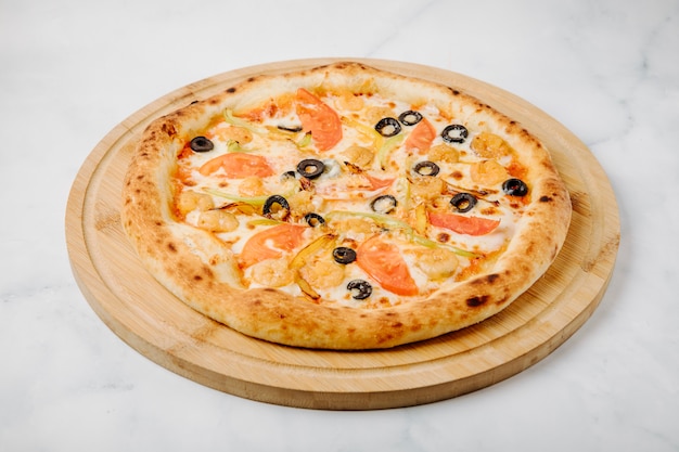 Pizza mit gemischtem Essen, Olivenröllchen, Gemüse und Hühnerranch.