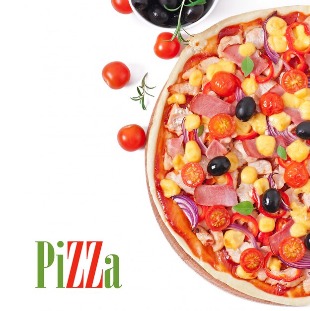 Pizza mit Gemüse, Huhn, Schinken und Oliven isoliert auf Weiß