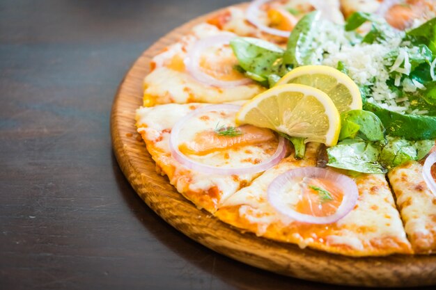 Pizza mit geräuchertem Lachs