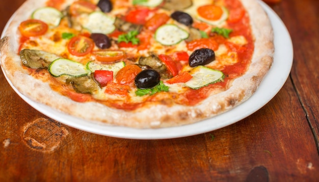 Pizza mit Paprika Oliven und Käse