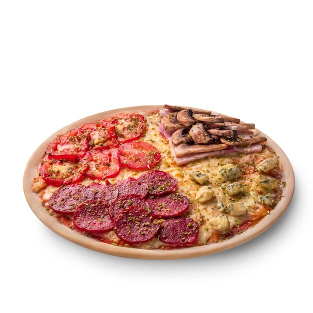 Pizza mit Peperoni, Champignons, Tomaten und Käse. Vier Geschmacksrichtungen in einer Pizza auf weißem Hintergrund. Foto für die Speisekarte