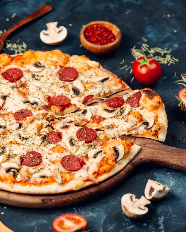 Kostenlose Foto pizza mit salami und pilzen