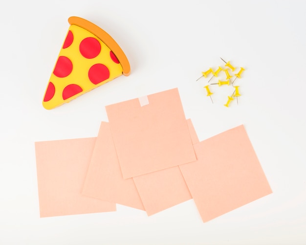 Pizza Stück; Haftnotizen und Push-Pins auf weißem Hintergrund