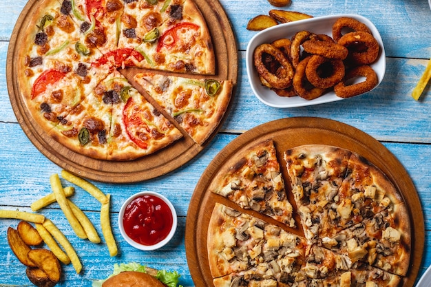 Pizza und Kalamary Ringe Pilz Tomate Paprika plives Huhn Ketchup Draufsicht