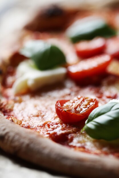 Pizza Zeit! Leckere hausgemachte traditionelle Pizza, italienisches Rezept