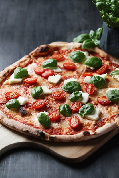 Pizza Zeit! Leckere hausgemachte traditionelle Pizza, italienisches Rezept