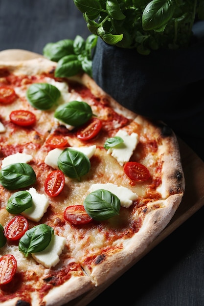 Pizza Zeit! Leckere hausgemachte traditionelle Pizza, italienisches Rezept