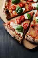 Kostenloses Foto pizza zeit! leckere hausgemachte traditionelle pizza, italienisches rezept