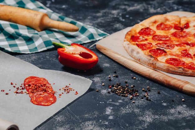 Pizza Zutaten auf dunkler Betonoberfläche, neapolitanische Pizza, Kochkonzept