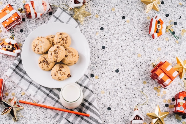 Plätzchen auf Platte mit Weihnachtsspielwaren