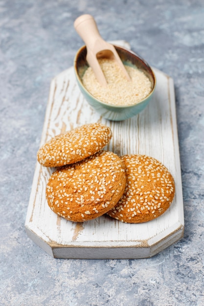 Plätzchen mit Samen des indischen Sesams auf Betondecke, Draufsicht