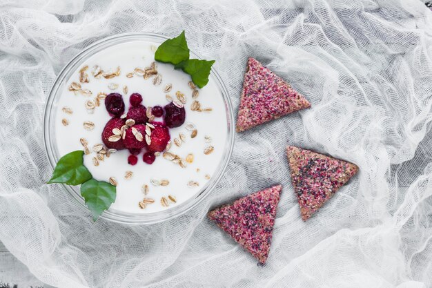 Plätzchen nahe Jogurt mit Beeren