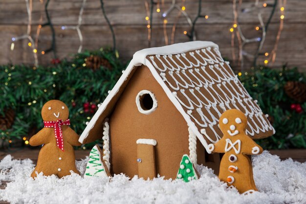 Plätzchenhaus mit menschlichen Cookies