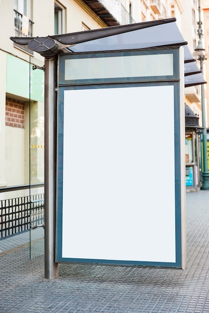 Kostenloses Foto plakat an der bushaltestelle