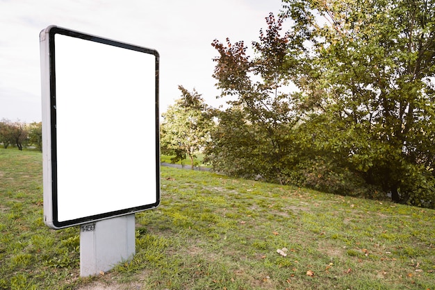 Kostenloses Foto plakat auf gras