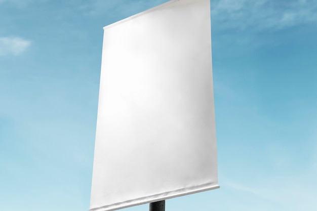 Plakatschild unter blauem Himmel mit Designfläche