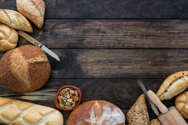 Kostenloses Foto plan der bäckerei auf holztisch