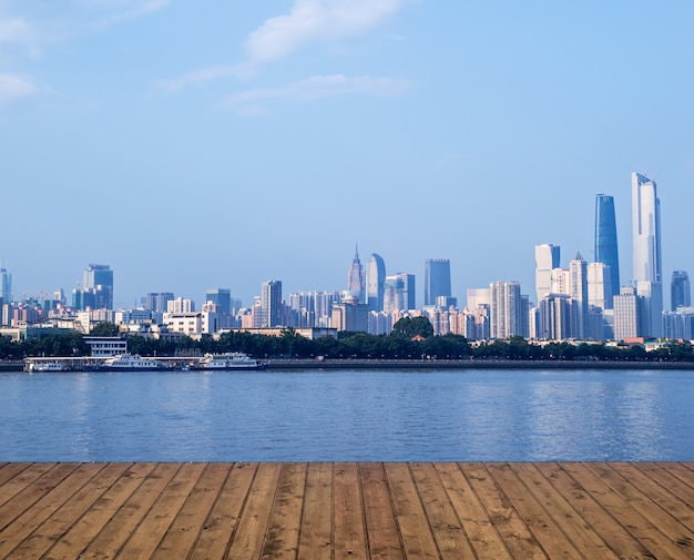 Planks mit Fluss und die Stadt in der Ferne