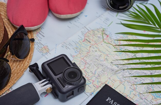 Planung über Reise und Reise. Flat Lay Reiseaccessoires auf Karte mit Schuh, Hut, Pässen, Geld, Tablet, Smartphone. Draufsicht, Reise- oder Urlaubskonzept.