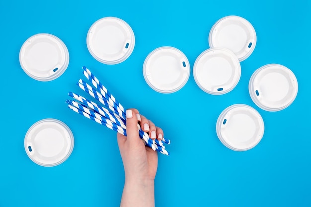 Kostenloses Foto plastikdeckel für einwegbecher auf blauem hintergrund flach gelegt