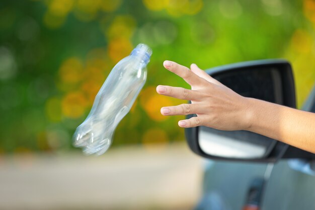 Plastikflasche aus dem Autofenster werfen