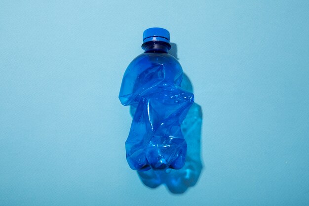 Plastikflasche der Draufsicht auf blauem Hintergrund