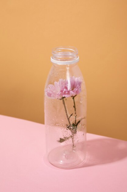 Plastikflasche des hohen Winkels mit Blume