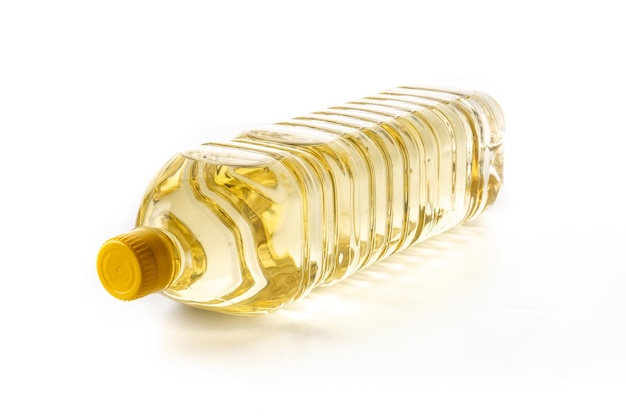 Plastikflasche des Sonnenblumenöls lokalisiert auf weißem Hintergrund