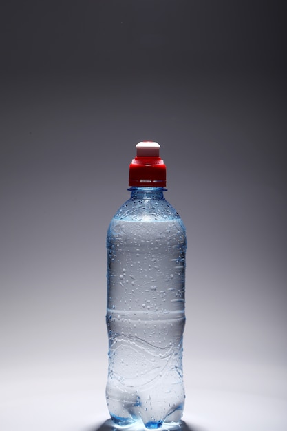 Plastikflasche mit frischem und kaltem Wasser