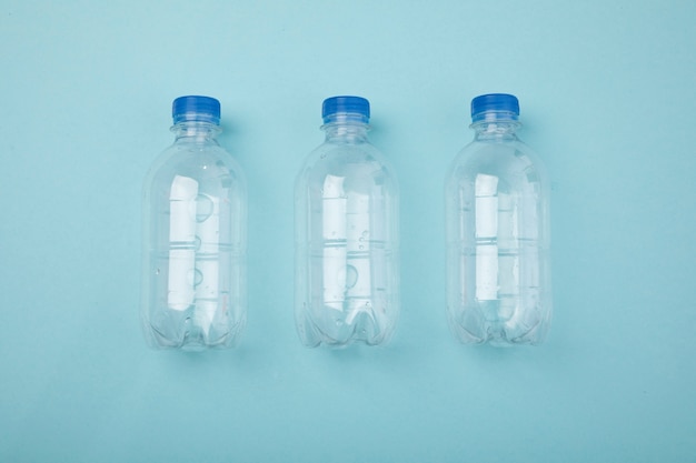 Plastikflaschen der Draufsicht auf blauem Hintergrund