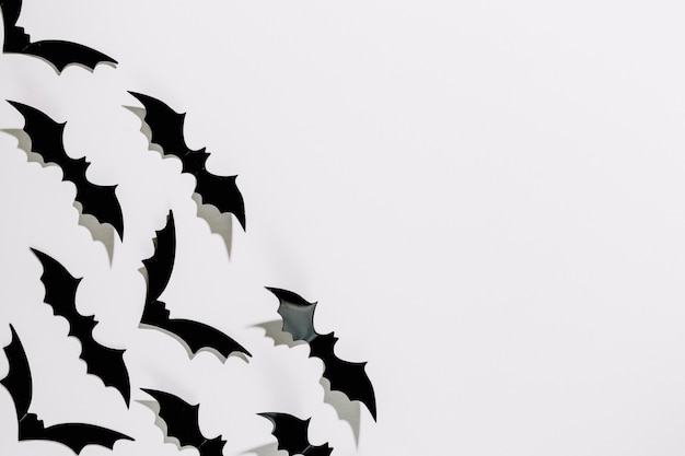 Kostenloses Foto plastikhandgemachte halloween-schläger mit glänzenden flügeln