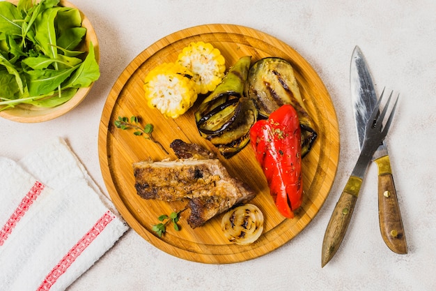 Platte diente mit gebratenem Gemüse und Fleisch auf Tabelle