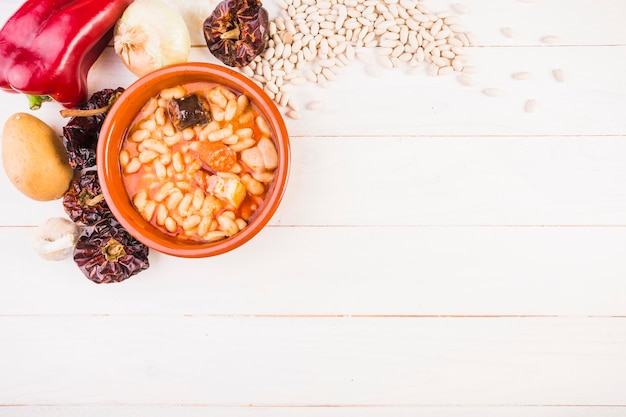 Platte mit Bohnen und trockenem Gemüse