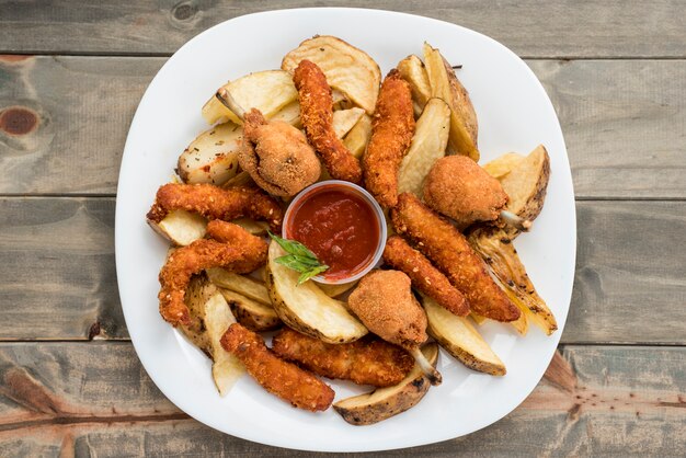 Platte mit Brathähnchen und Kartoffeln