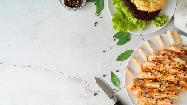 Platte mit Garnelenspießen mit Kopierraum