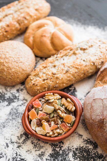 Platte mit getrockneten Imbissen und Bäckerei auf dem Tisch